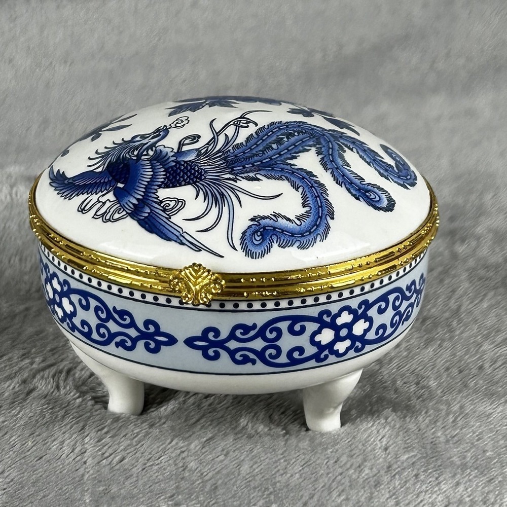 Vintage Blue & White Porcelain Footed Trinket Box Chinoiserie Vanity Accessory